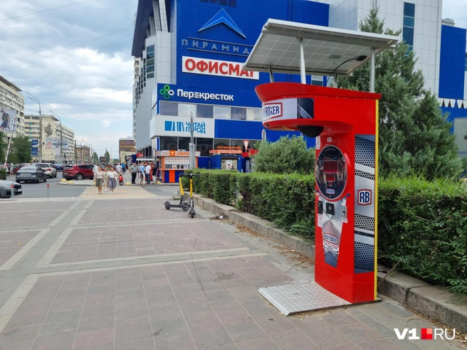 Ударные силомеры без всякого упоминания о законности своей установки продолжают зарабатывать для своего владельца в самом центре Волгограда | Источник: Константин Завриков / V1.RU