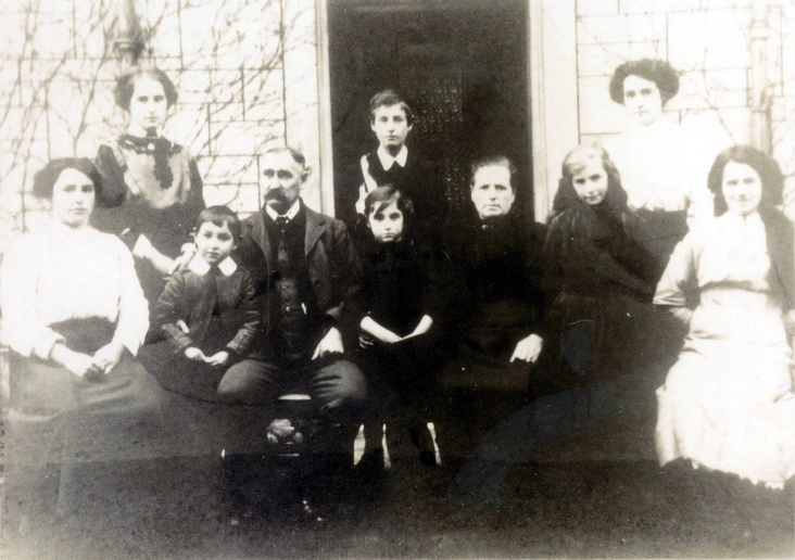 Хелен Дункан крайняя слева