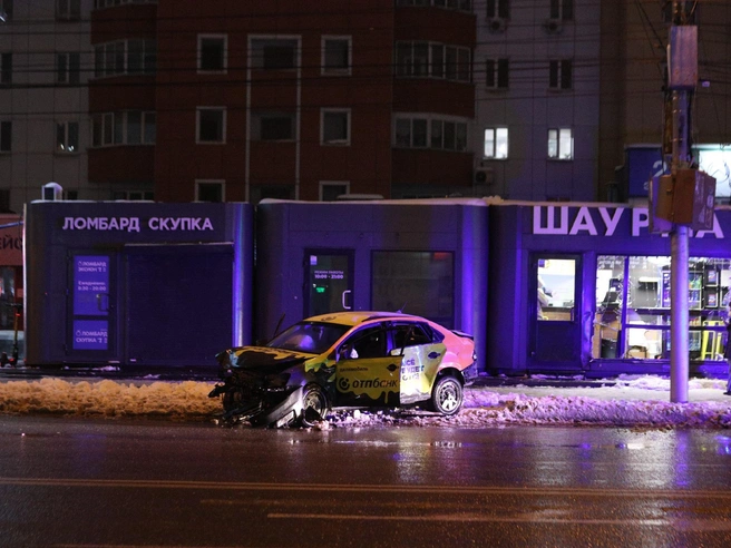 Автомобиль после столкновения получил значительные повреждения | Источник: Андрей Бортко / NGS.RU