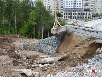 У склонов перед мостом обустроят дренаж, чтобы туда стекала вода из ливневки | Источник: Кирилл Хафизов / 59.RU