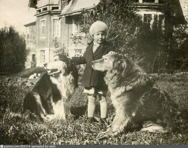Фото начала 1930-х годов. Один из немногих кадров из жизни дома, которые есть в Сети | Источник: natin / Pastvu.com