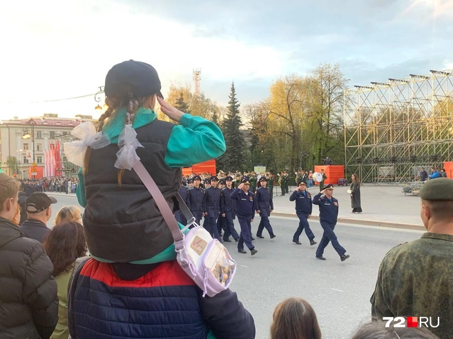 Воинское приветствие выполняли даже дети | Источник: Полина Перепелица / 72.RU 