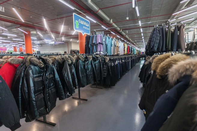 Здесь большой выбор верхней одежды и зимней обуви | Источник: «Семейный континент»