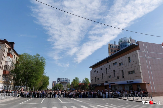 В День Победы в Тюмени была очень комфортная и солнечная погода. Она располагала к тому, чтобы сходить на парад и погулять по городу. Хотим напомнить, что уже этим вечером в городе сильно похолодает, будьте внимательными! | Источник: Ирина Шарова / 72.RU