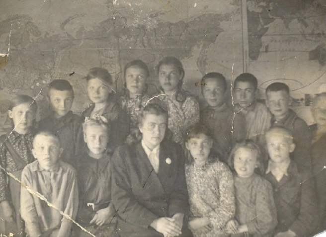 Корге Айну Антоновна с учениками | Источник: фото предоставлено Натальей Филимоновной