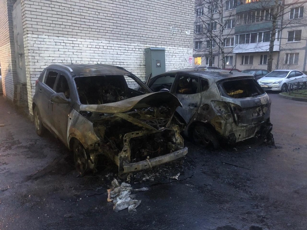 «Теперь свадебный подарок выглядит так». Заводящий фанатского виража «Зенита» вместе с полицией наблюдал, как догорает его KIA (фото, видео) | Источник: Александр МАКАСИН Румянцев/vk.com
