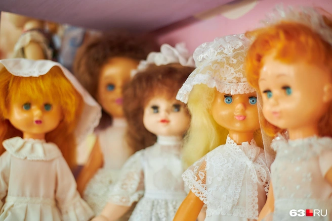 По сути игрушки одной серии различаются только прическами, цветом тел и глаз. Лица у кукол одной линейки одинаковые | Источник: Роман Данилкин / 63.RU