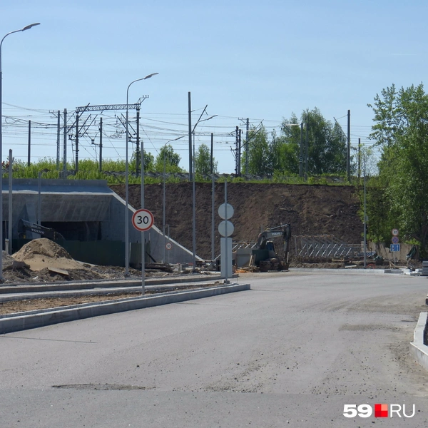 Между потоками транспорта в разных направлениях будет либо газон, либо разделительная полоса из асфальта | Источник: Кирилл Хафизов / 59.RU