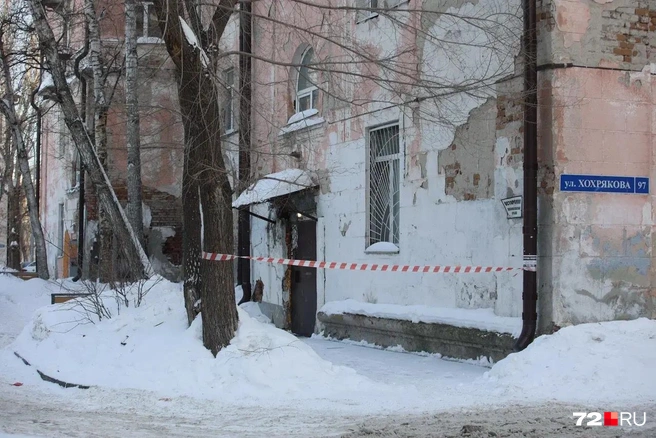 Некоторые коммунальщики опасные участки домов ограждают такими вот лентами и делают очень правильно!  | Источник: Ирина Шарова / 72.RU 