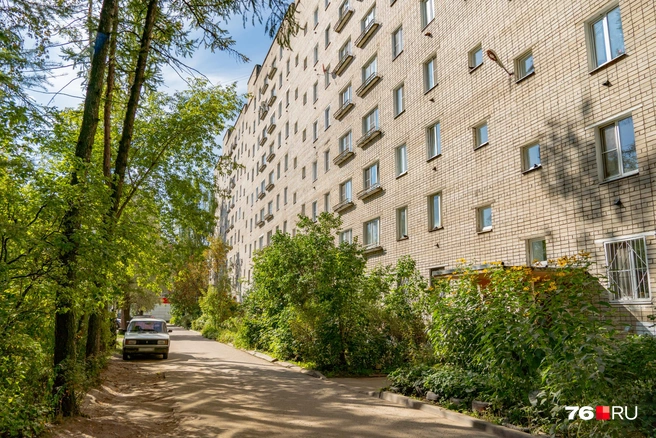 Новый дом будет располагаться по соседству с этой девятиэтажкой | Источник: Кирилл Поверинов / 76.RU
