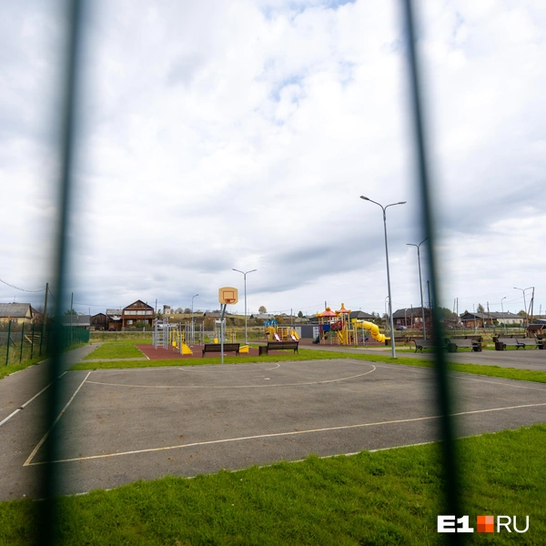 В Гарях современные спортивные площадки. Их огородили, чтобы не забредали козы и коровы | Источник: Владислав Лоншаков / E1.RU