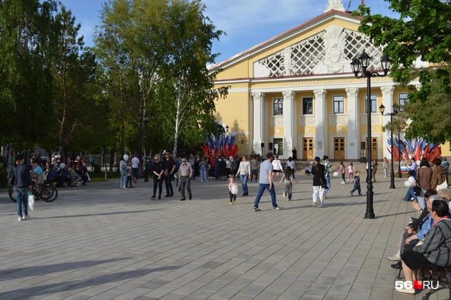 На площадке перед филармонией собрались люди, чтобы послушать военные песни | Источник: Анастасия Баринова / 56.RU