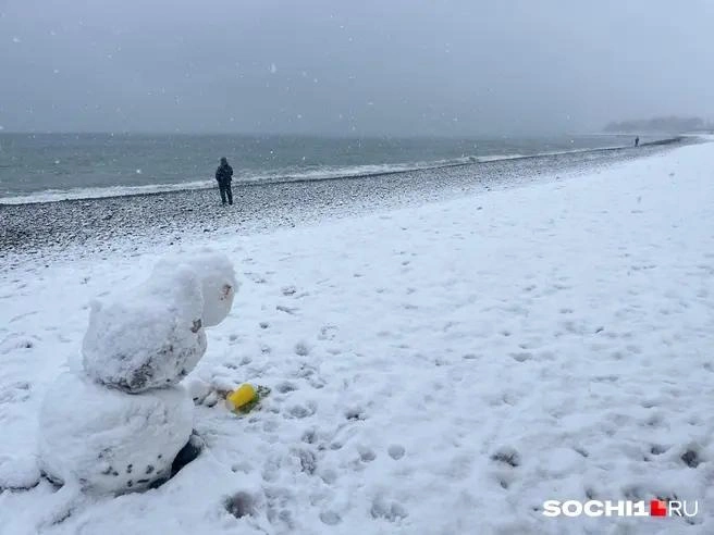 Заснеженный пляж уже не редкость в Сочи | Источник: Анна Грицевич / SOCHI1.RU