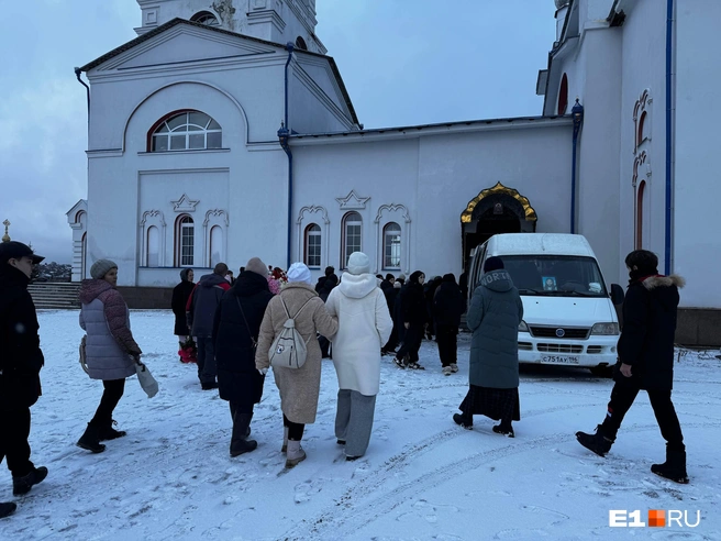 Водителя, который насмерть сбил школьницу в уральском поселке, арестовали — онлайн | Источник: Дарья Манохина / Е1.RU
