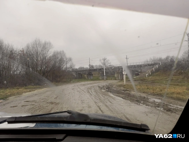 Та самая дорога со схемы выглядит вот так — это последний оплот цивилизации, дальше — поля | Источник: Кристина Мельникова / YA62.RU
