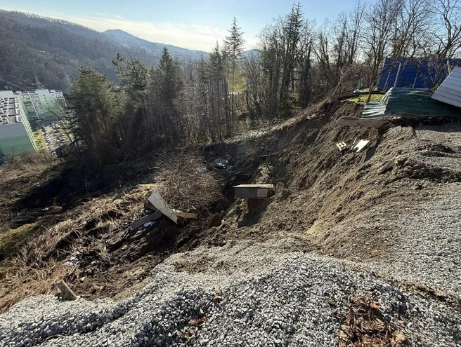Селевую массу убирают, а место схода засыпают щебнем | Источник: mcusochi/t.me