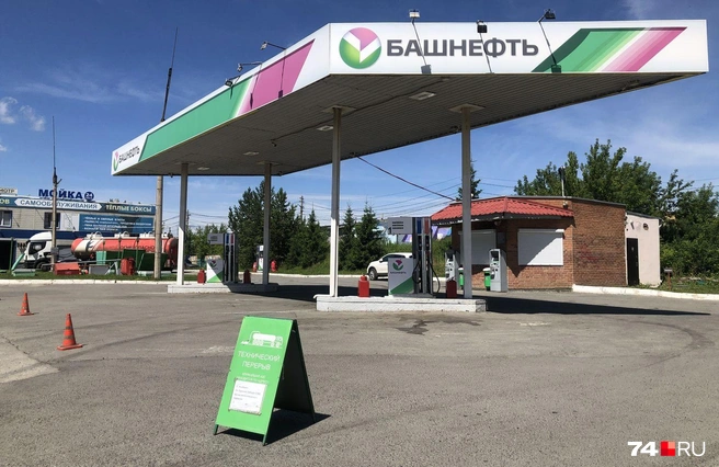 АЗС «Башнефть» на Бейвеля не продавала топливо из-за технического перерыва, но в данном случае это не лукавство: работал топливозаправщик | Источник: Артем Краснов