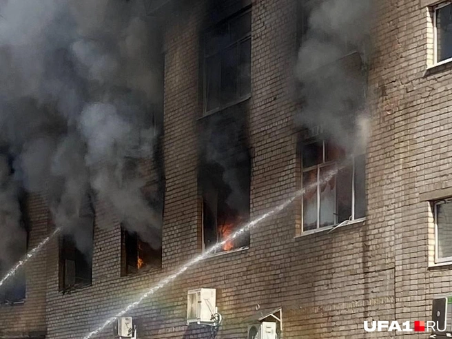 Пожар в ТСК «Солнечный» все еще ликвидируют | Источник: Читатель UFA1.RU