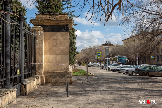 Колонны планетария огородили специальными лентами | Источник: Константин Завриков / V1.RU