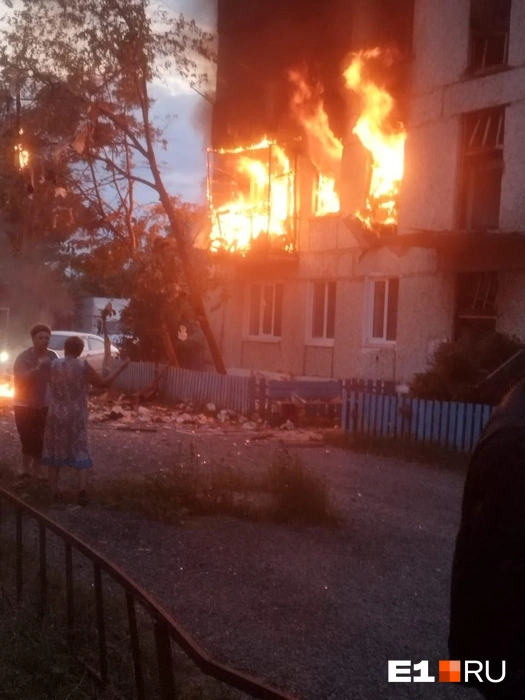 Взрыв и пожар произошли в около трех часов утра | Источник: читатель E1.RU