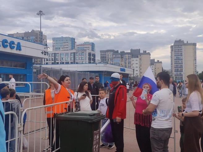 Болельщики игнорировали советы волонтеров и продолжали стоять в очередях. | Источник: Мария Умнова / V1.RU