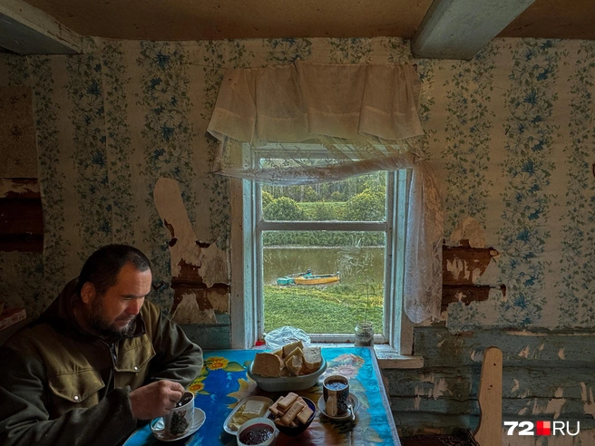 Данияр работает в местном Лесничестве. В октябре ходит за клюквой и собирает ее для продажи | Источник: Семен Громов / 72.RU