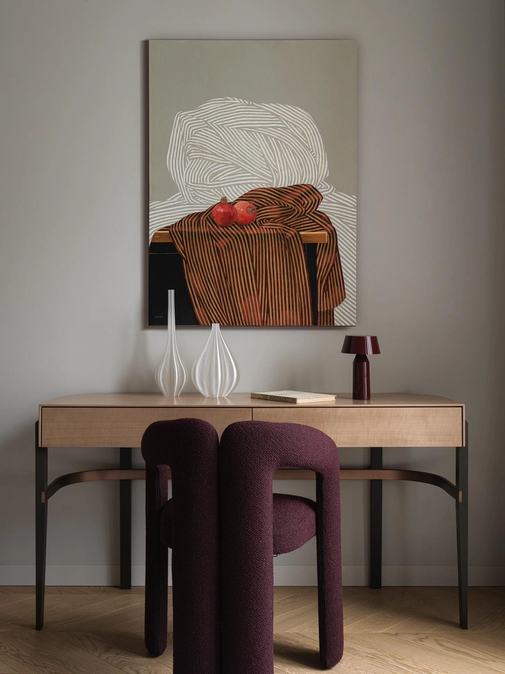 Кресло, Сassina, Flat interiors. Настольная лампа, Marset, L'appartement. Вазы, figura A. Картин Ксении Берестовой «C тобой наедине», Reloft Art gallery. | Источник: Сергей Красюк. Стиль: Yes we may