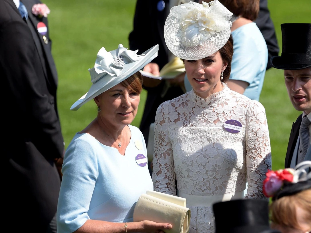 Кейт Миддлтон и Кэрол Миддлтон на Royal Ascot в 2017 году | marieclaire.ru