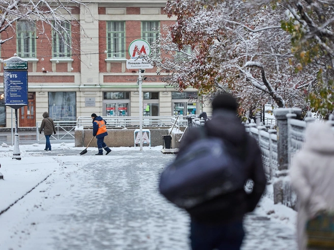 Коммунальные бригады уже приступили к уборке снега. | Источник: Александр Ощепков / NGS.RU