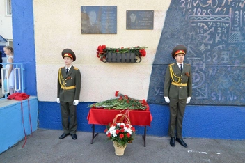 Памятная доска есть на входе | Источник: мэрия Оренбурга