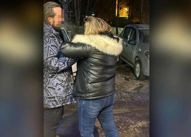 Опубликованы фотографии с места драки двух девушек у ночного клуба в Рязани | ya62.ru