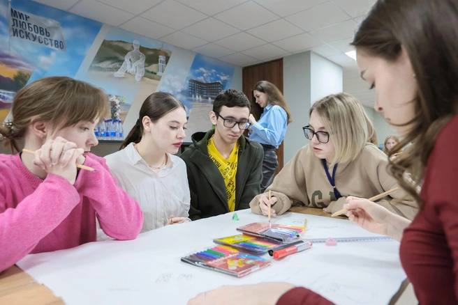 В мастерской строительного колледжа участники форума проявили свое творческое Я | Источник: Александр Бражкин