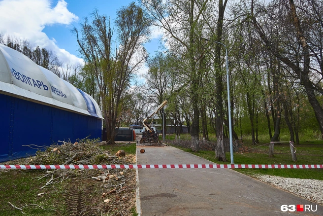 Коммунальщики огородили опасный участок возле спорткомплекса | Источник: Роман Данилкин / 63.RU