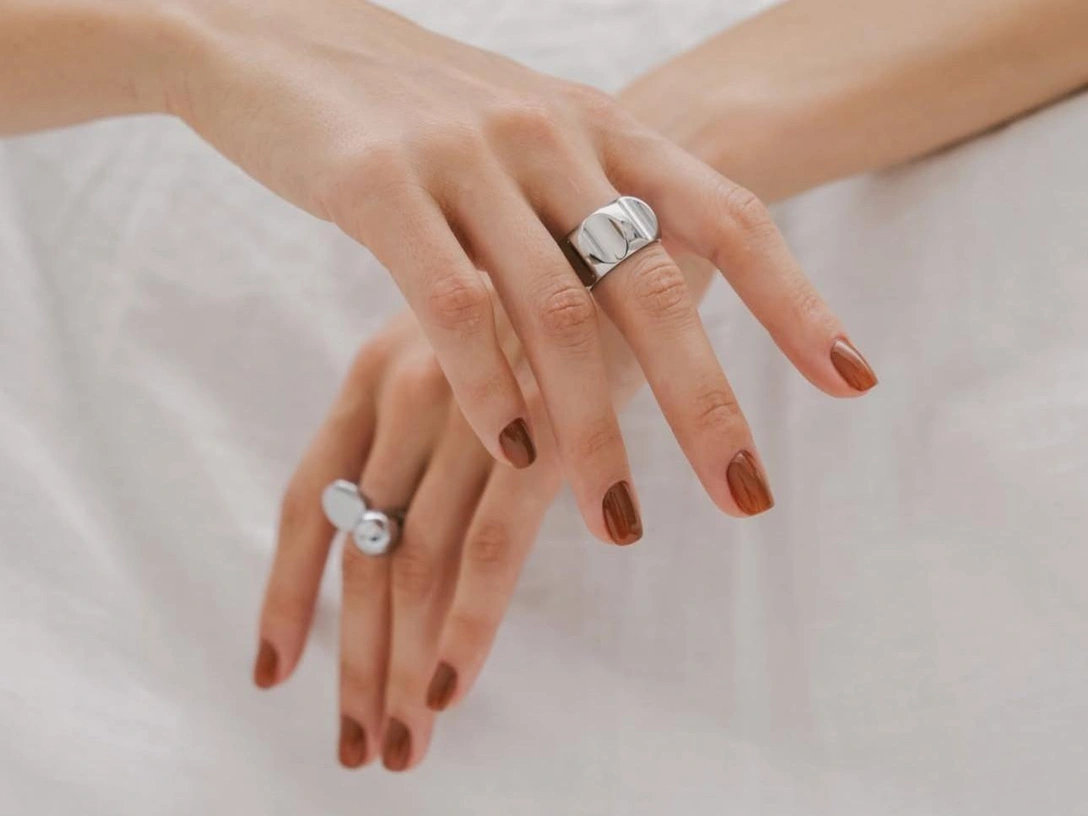 Денежный маникюр на март 2026: 7 идей дизайна и благоприятные дни по лунному календарю | marieclaire.ru