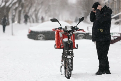 В Уфе автомобиль сбил молодого человека на электромопеде