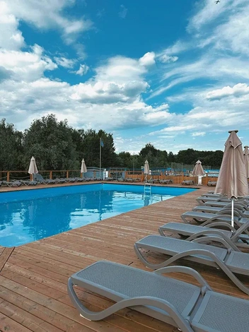 У бассейна стоят лежаки | Источник: Городской пляж Baden Family Пермь / Vk.ru