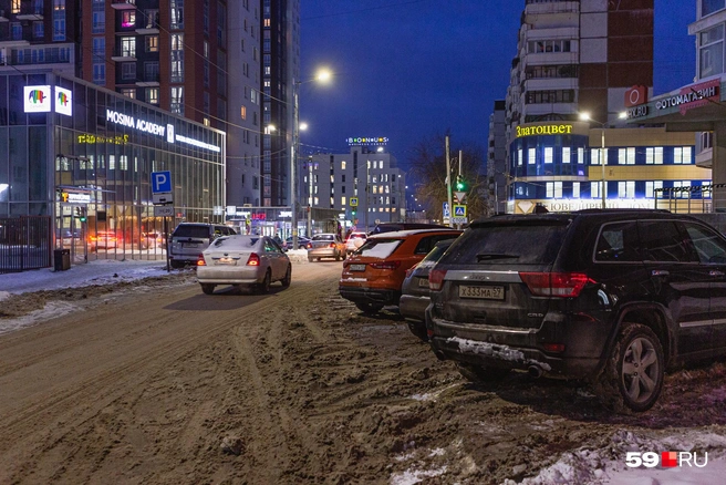 Это улица 25 Октября, на парковке вы можете увидеть снежную кашу | Источник: Тимофей Калмаков