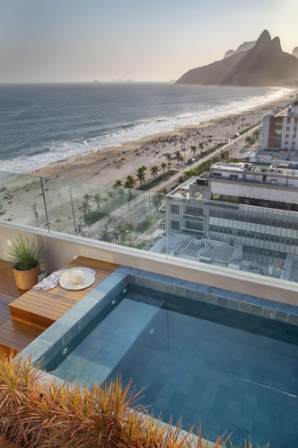 Двухуровневый пентхаус с видом на пляж в Рио-де-Жанейро