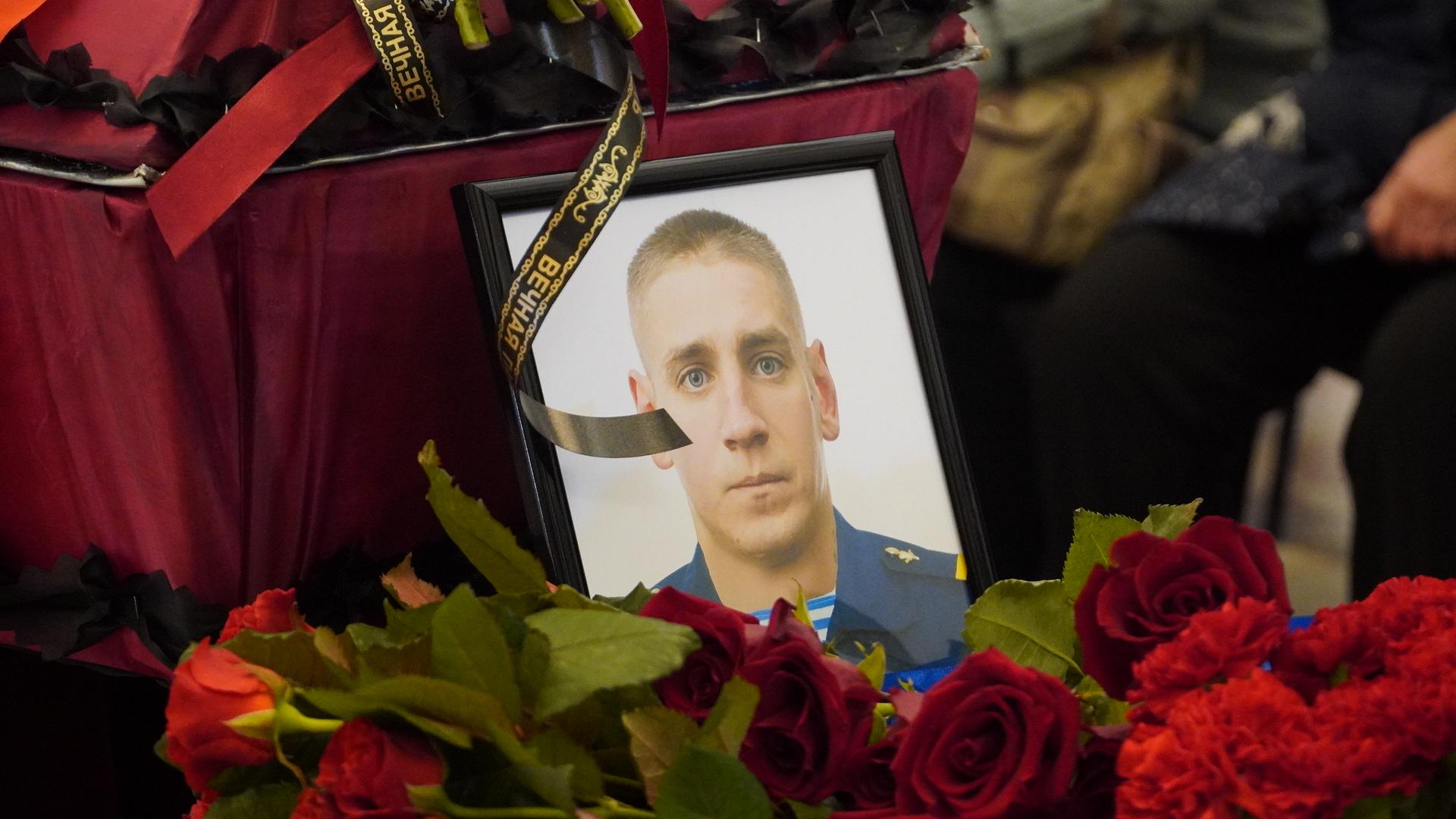 Прощание с артемом маркиным. Прощание с погибшими на Украине 2022 военными. Похороны военнослужащего погибшего на Украине.