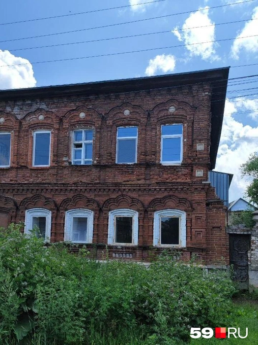 Предпринимательнице Галине Кожуховой очень понравился особняк купцов на Октябрьской, 8. Сейчас он расселен и рушится. Она готова его восстановить | Источник: Галина Кожухова