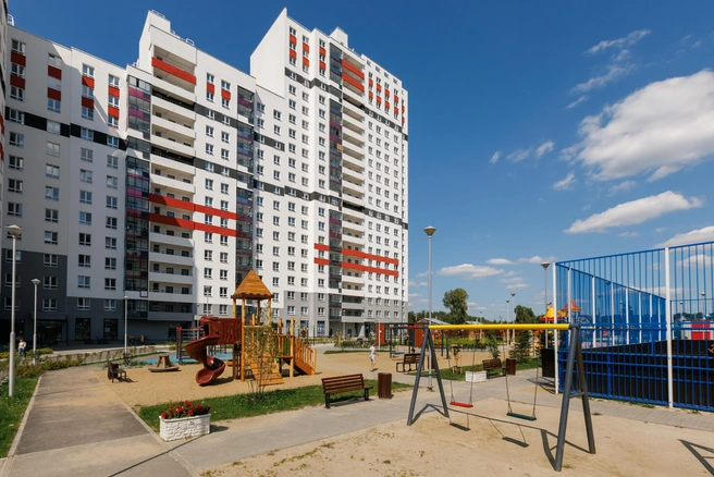 Во дворе «Белой Башни» есть игровые площадки для разных возрастов, спортивный корт, настольный теннис, места для отдыха в окружении зелени | Источник: «Ривьера-центр»