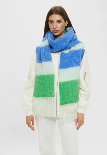 Эти шарфы выведут ваши зимние образы на новый уровень: 10 самых классных вариантов