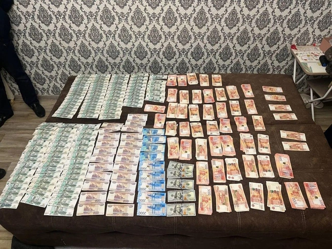 Во время обыска у задержанного нашли большое количество наличности, включая доллары США | Источник: МВД38 / T.me