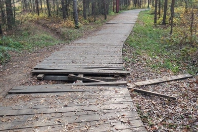 В Казани пожаловались на разбитые дорожки у Лебяжьего озера