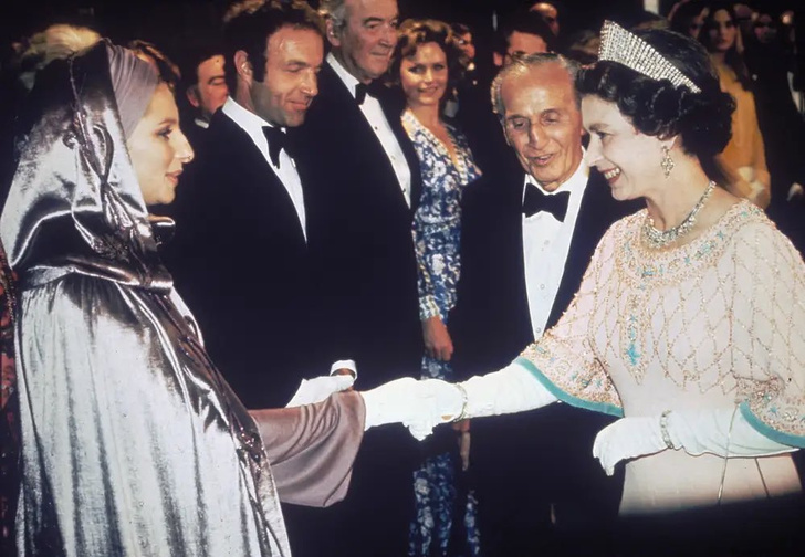 Навсегда в памяти: как мировые звезды отреагировали на смерть королевы Елизаветы — милые воспоминания и трогательные фото