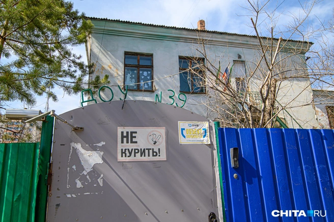 Детский сад огородился от этого района высоким забором | Источник: Олег Федоров / CHITA.RU