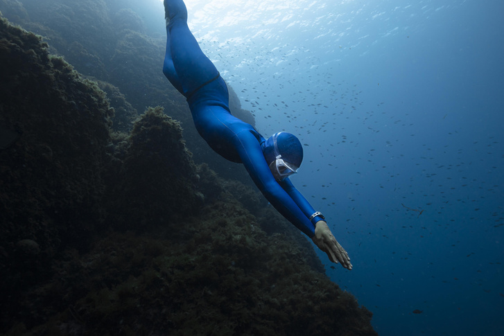 На гребне волны, в глубинах океана и в прыжке со скалы: 3 спортсмена исследуют границы своих возможностей в вдохновляющем видео TAG Heuer
