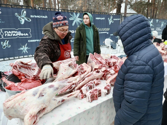 На ярмарке можно было купить свежее мясо. | Источник: Михаил Шилкин 