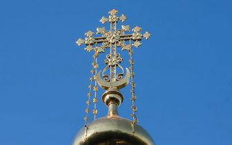 Почему на куполах православных храмов в основании креста встречается полумесяц?