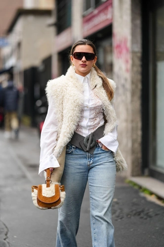 Меховые жилетки снова в тренде, но не те, что мы любили в нулевых Меховые жилетки снова в тренде, но не те, что мы любили в нулевых